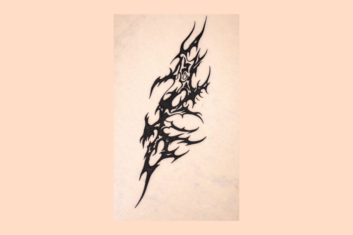 Abstraktes Tribal Tattoo in schwarzer Tinte mit spitzen, organischen Formen und fließenden Linien