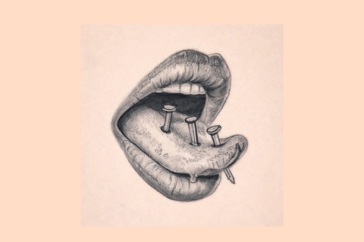 Realistisches Tattoo von geöffneten Lippen mit herausgestreckter Zunge, durch die mehrere Nägel gestochen sind