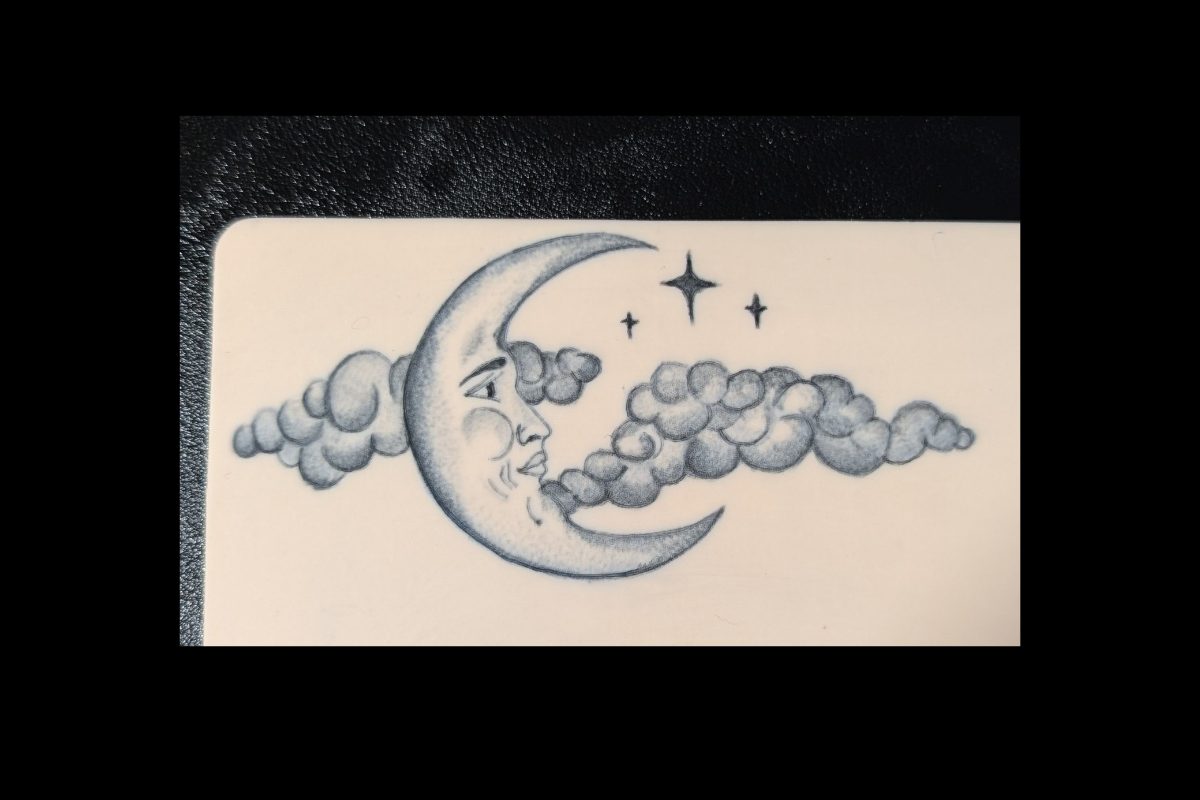 Feines Tattoo eines Halbmonds mit Gesicht, der Wolken ausbläst, umgeben von kleinen Sternen