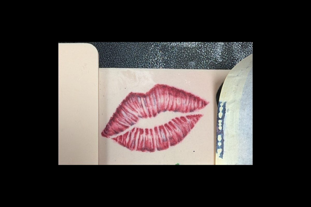Lippenabdruck im realistischen Stil mit feinen Schattierungen und klaren Konturen