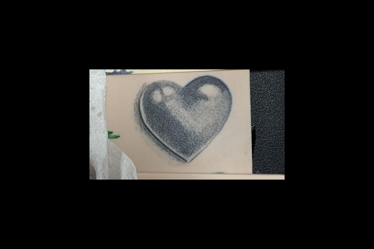 Schattiertes Herz in Grautönen mit weichen Übergängen und leichtem 3D-Effekt