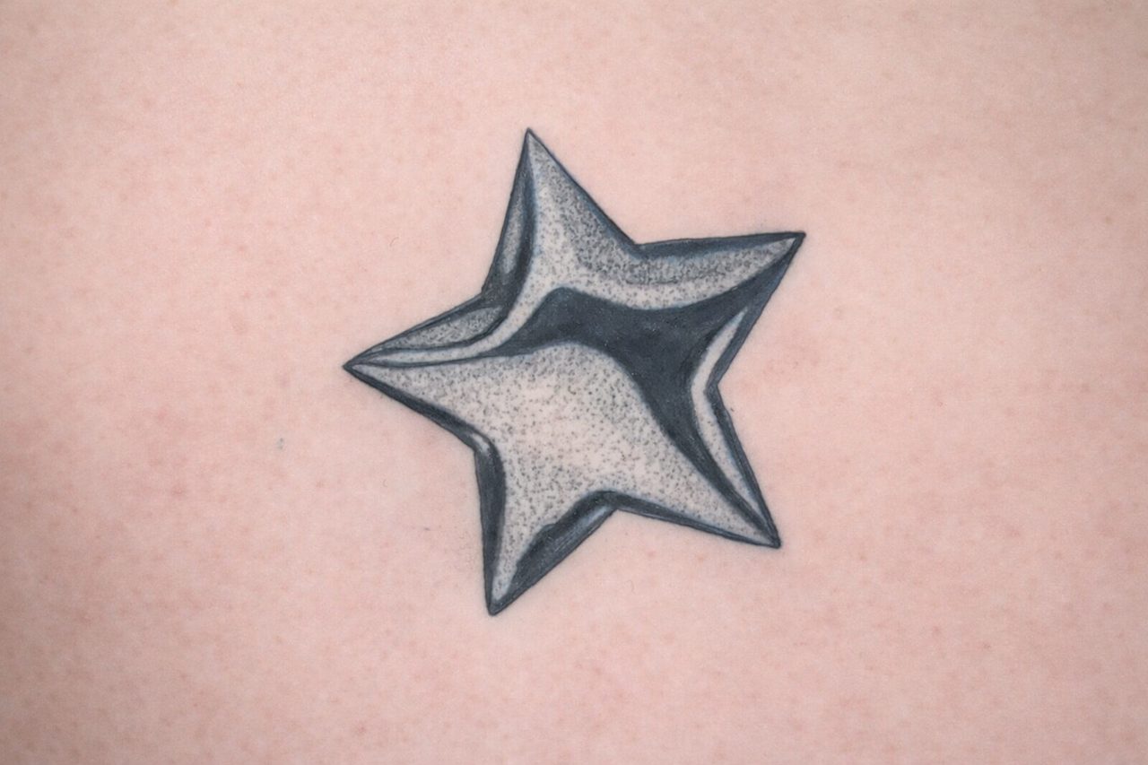 Schwarz-graues Stern-Tattoo mit 3D-Effekt und weicher Schattierung auf Tattoo-Kunsthaut.