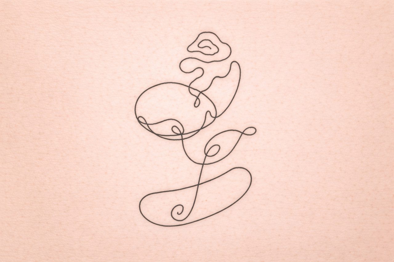 Filigranes One-Line-Tattoo einer Rose aus einer durchgehenden schwarzen Linie auf Tattoo-Kunsthaut.