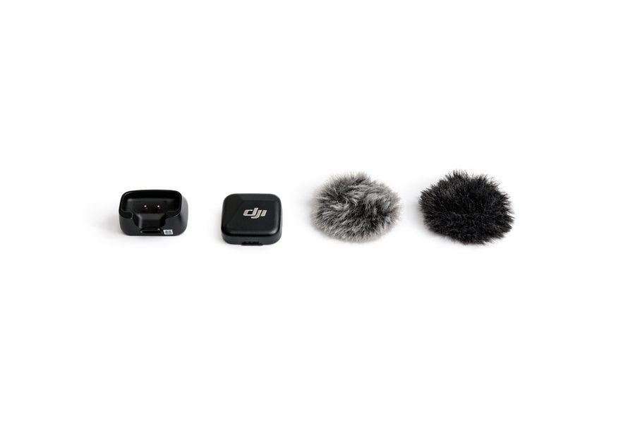 DJI Mic Mini Sender Mikrofon mit Ladecase und Windschutz für klare Audioaufnahmen.