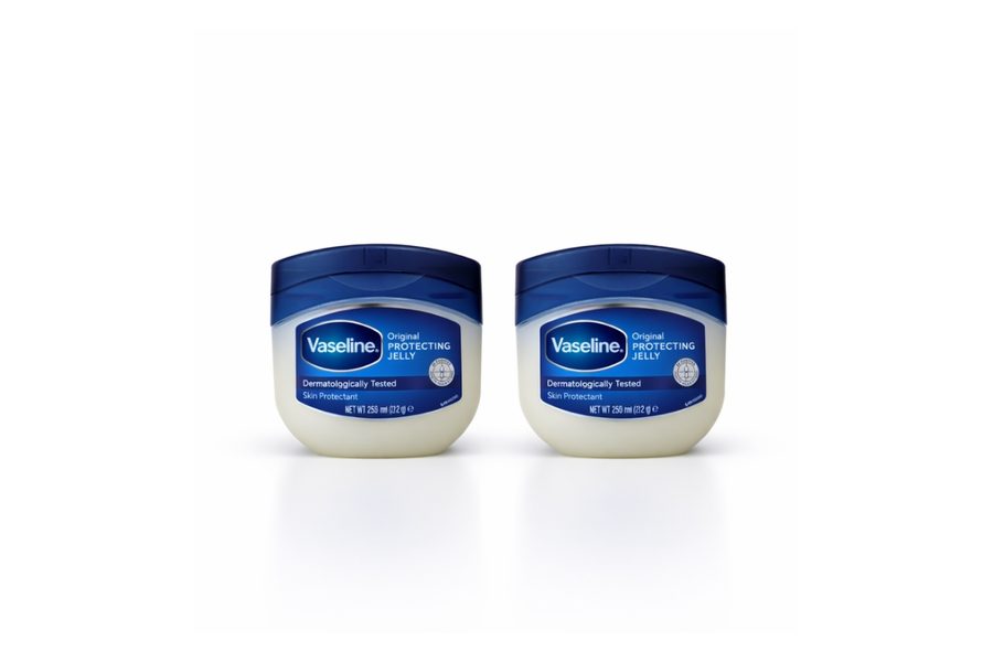 Vaseline als Hautschutz und Gleitmittel beim Tätowieren im Tattoo-Setup.