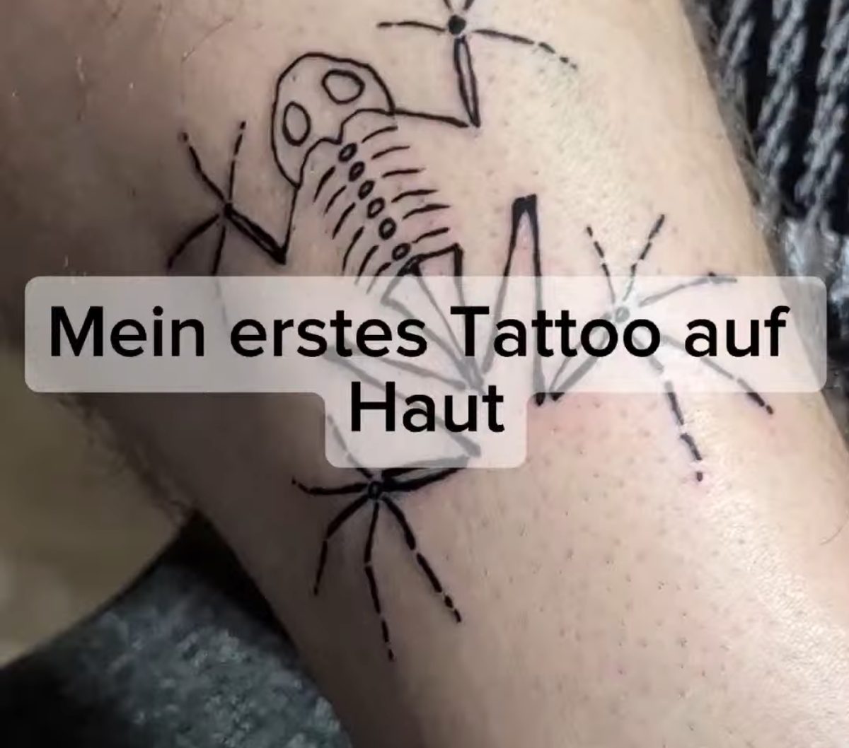 Tattoo-Artist beim ersten Tattoo auf echter Haut, mit Szenen vom Tätowieren und dem fertigen Ergebnis am Ende.