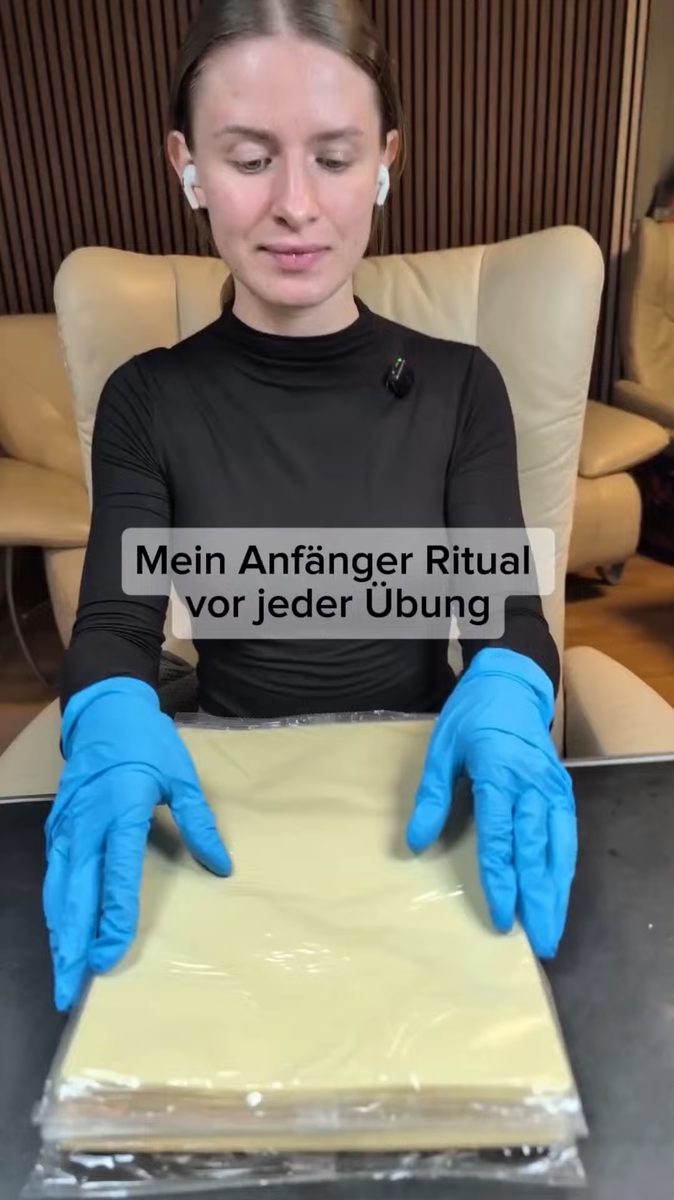Kurzes Video über das persönliche Anfänger-Ritual vor dem Tattoo-Üben mit Einblick in Vorbereitung und Start der Übungseinheit.